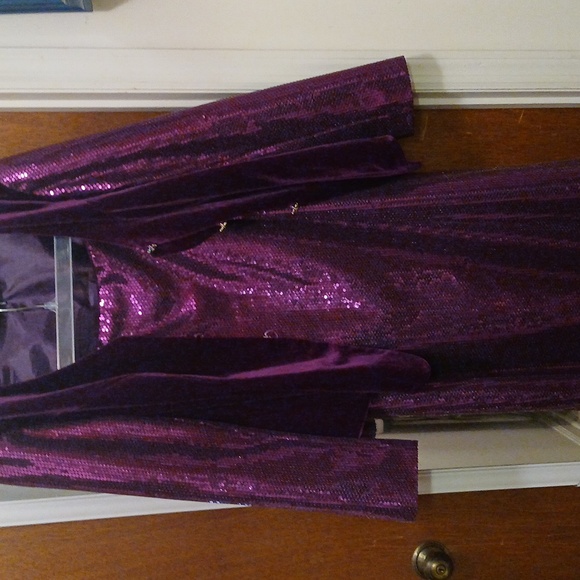 Two piece suit - Picture 2 of 3